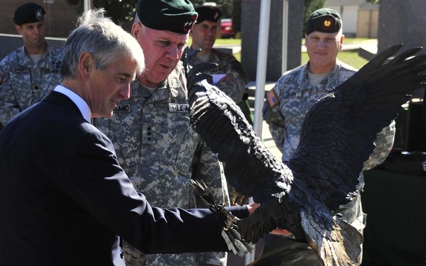 Secretary of the Army visits the Special Operations Command and 3rd Special Forces Group (A)