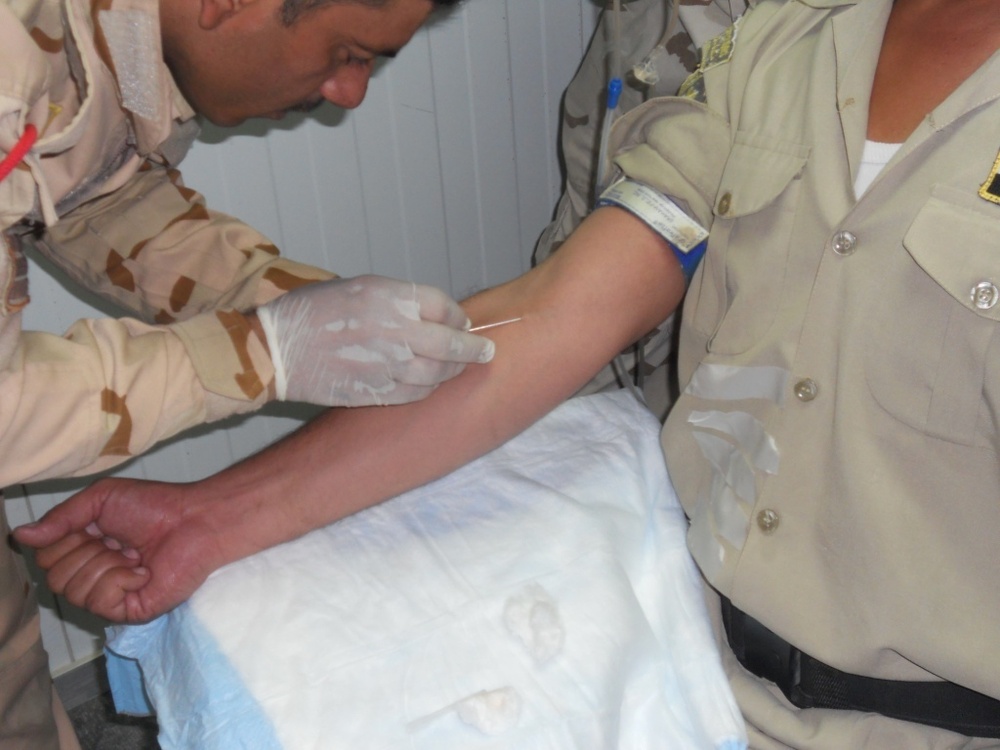 Iraqi instructors teach basic medical course