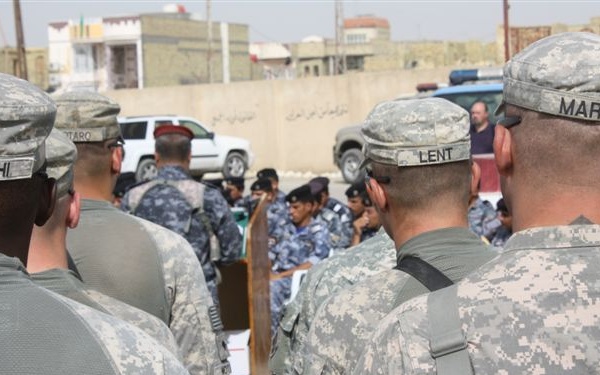 US Soldiers award Iraqi Police training efforts
