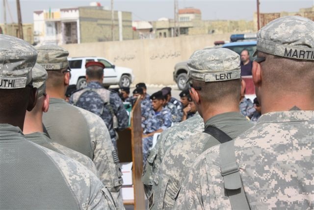 US Soldiers award Iraqi Police training efforts