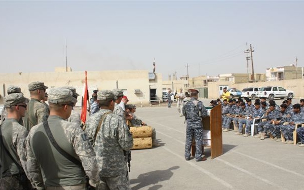US Soldiers award Iraqi Police training efforts