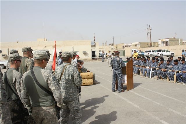 US Soldiers award Iraqi Police training efforts