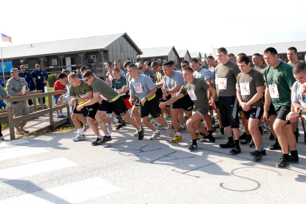 Multinational soldiers run Army Ten-miler shadow run