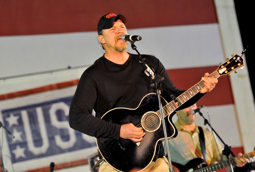 Trace Adkins entertains COB Speicher