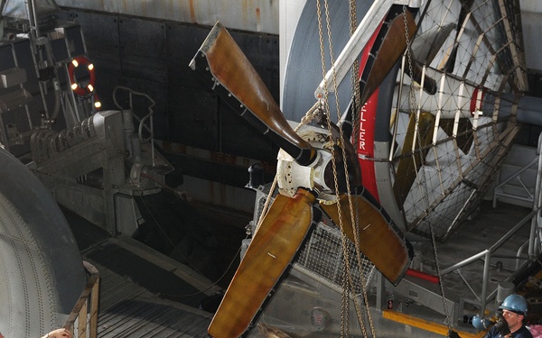 Sailors replace LCAC prop