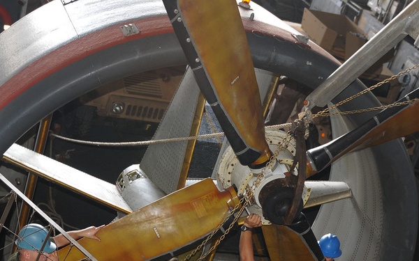 Sailors replace LCAC prop
