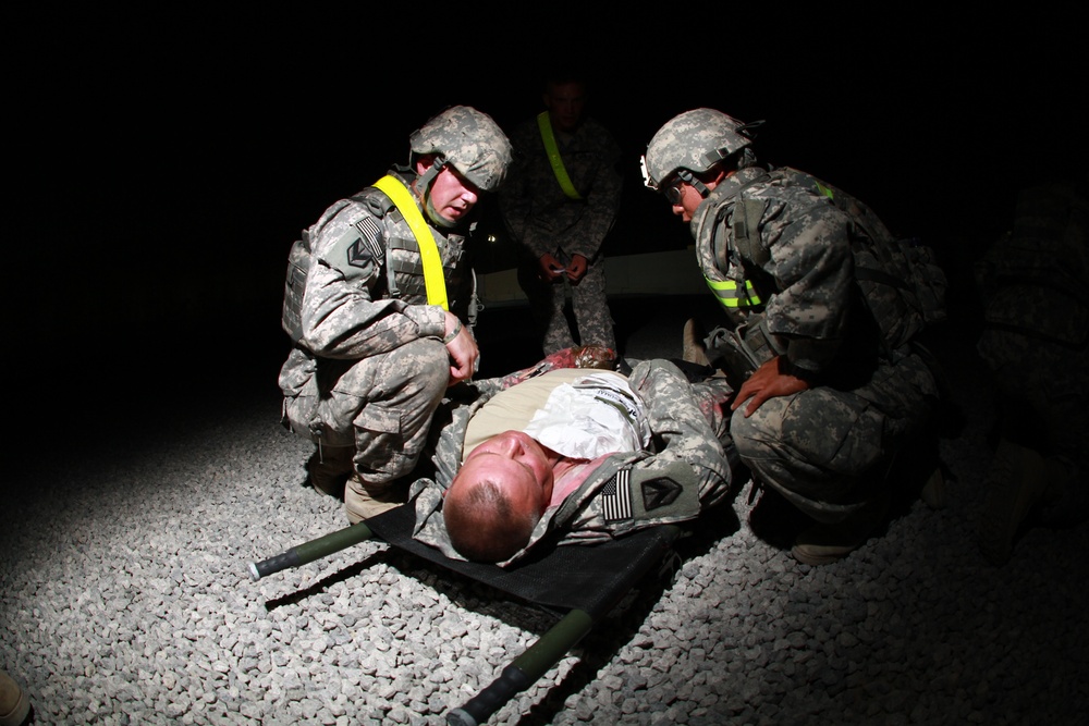 1st Sustainment Brigade Soldiers provides medical aid during the Combat Lifesavers Course