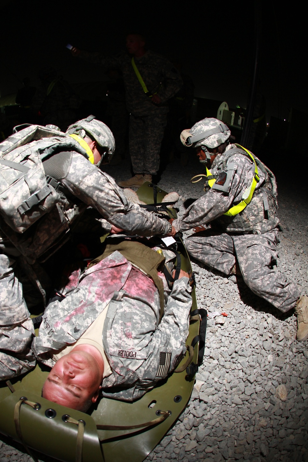 1st Sustainment Brigade Soldiers provides medical aid during the Combat Lifesavers Course