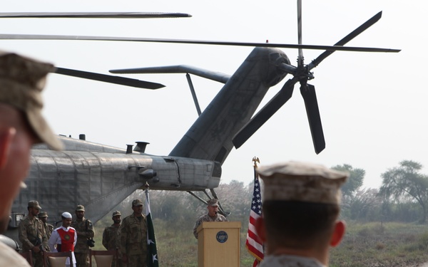 Pakistani, US, WFP Officials Mark End of Marine Corps Flood Mission