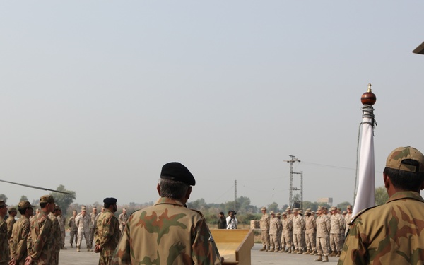 Pakistani, US, WFP Officials Mark End of Marine Corps Flood Mission