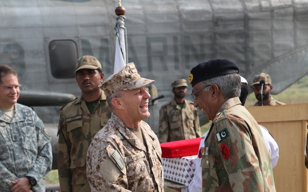 Pakistani, US, WFP Officials Mark End of Marine Corps Flood Mission