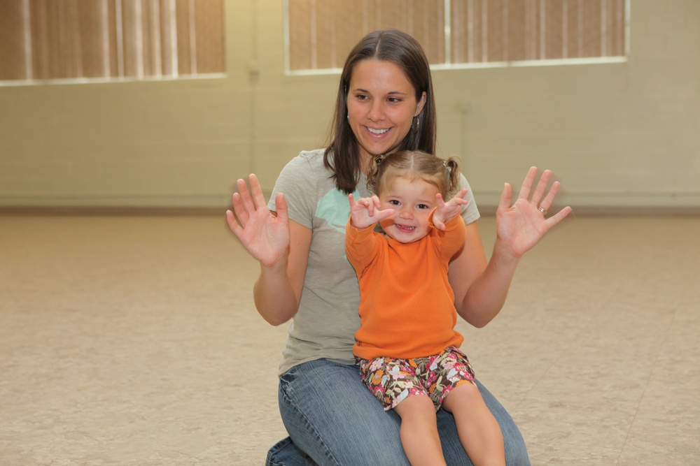 Military children, parents rock out to Kindermusik