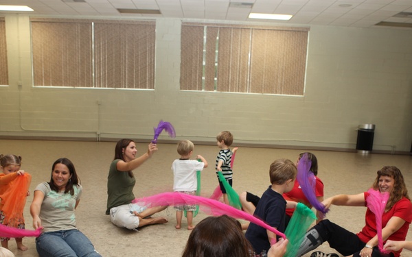 Military children, parents rock out to Kindermusik