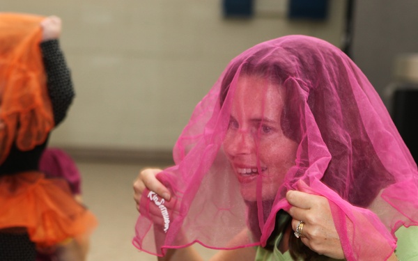 Military children, parents rock out to Kindermusik