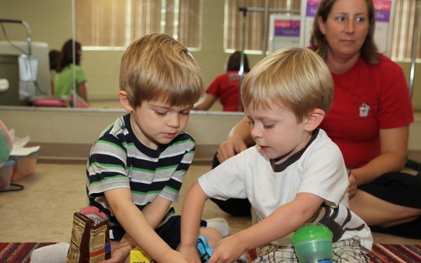 Military children, parents rock out to Kindermusik