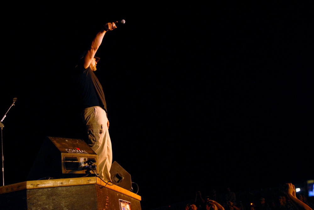 Service members get a ‘Trace’ of country music at Camp Liberty, Iraq