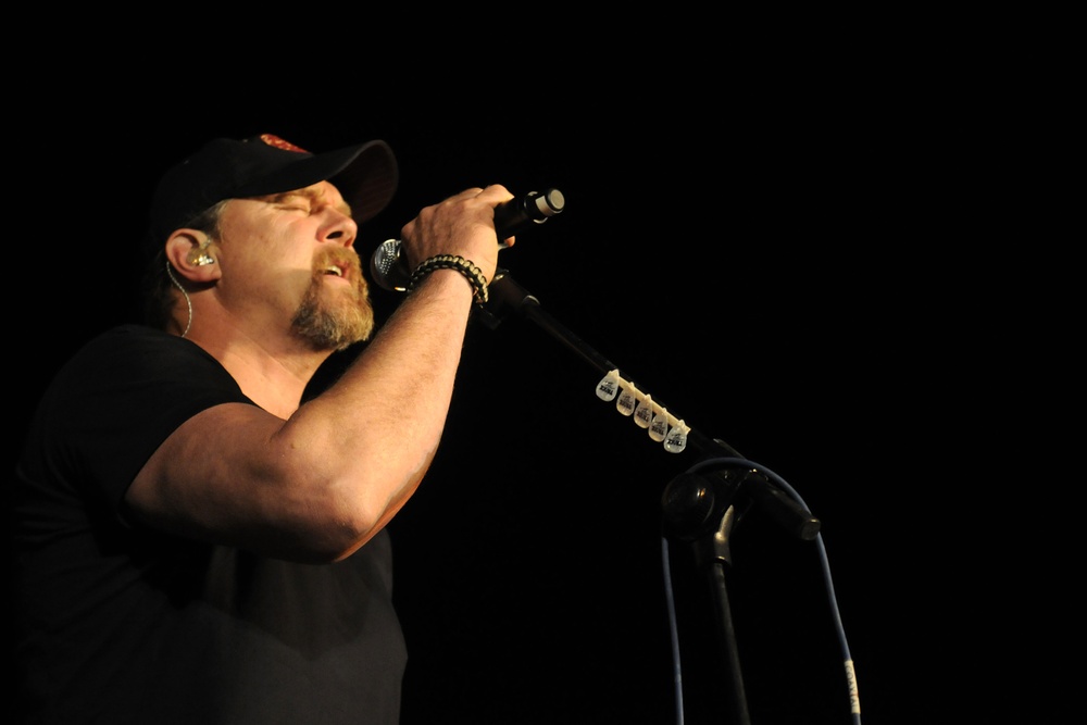 Service members get a ‘Trace’ of country music at Camp Liberty, Iraq