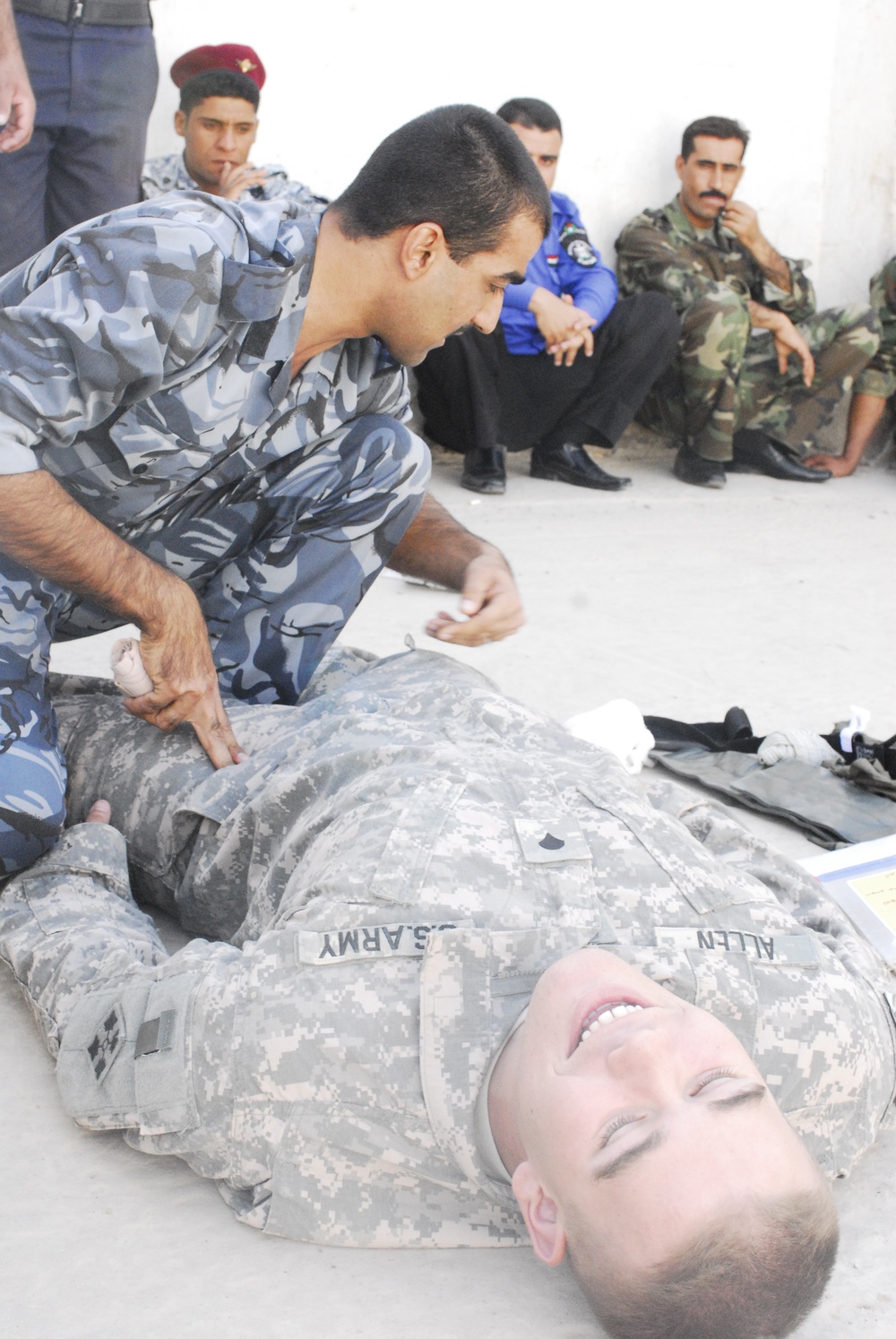 Iraqi Police, US Army train together on patching up wounds