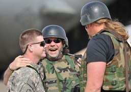 USO concert brings family reunion for Soldier
