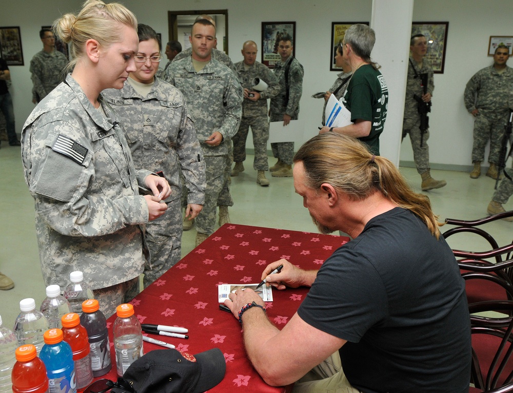 Trace Adkins entertains COB Speicher