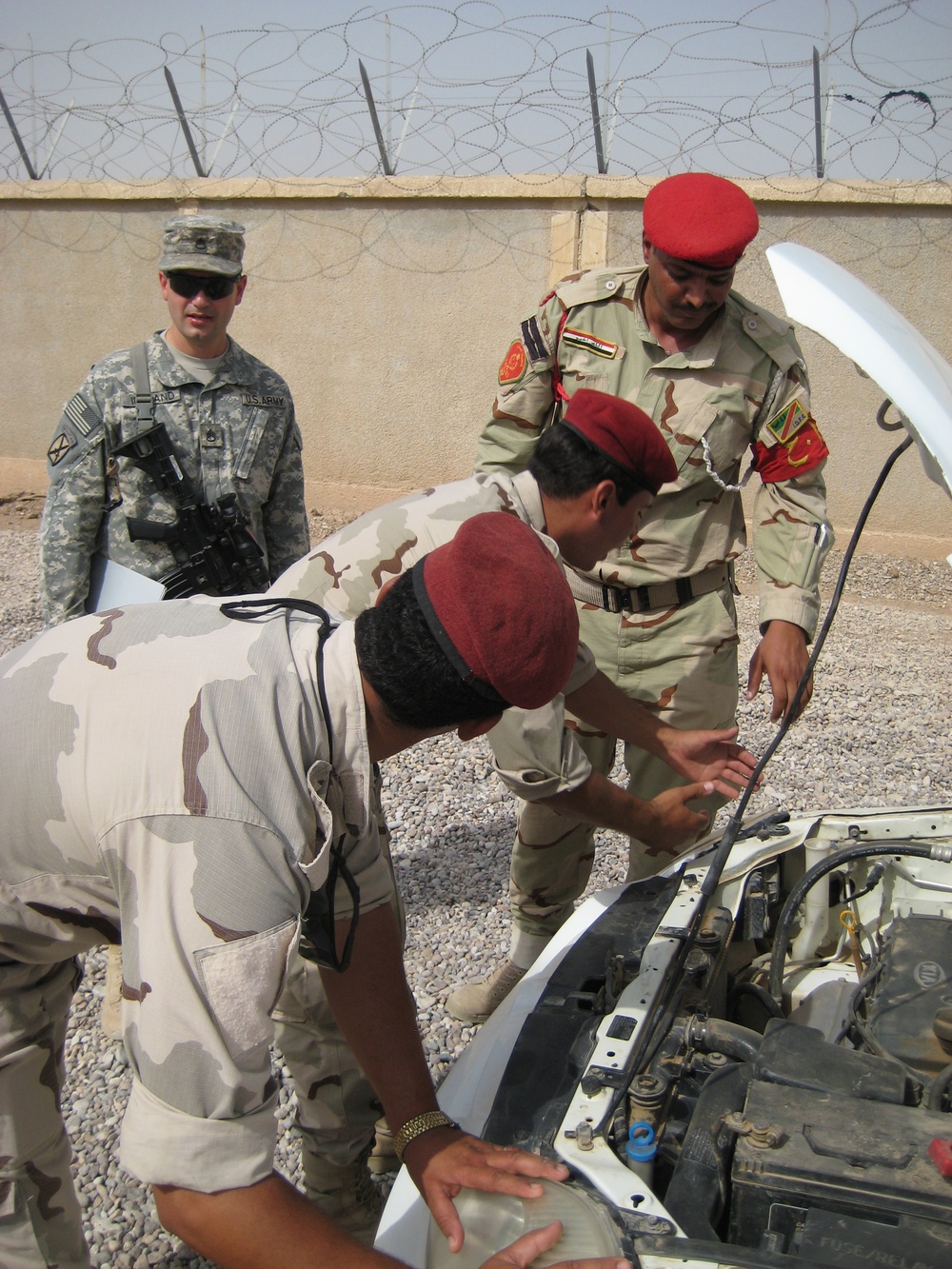 Iraqi soldiers learn check-point operation skills