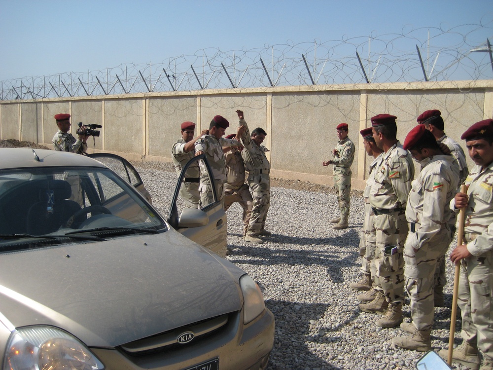 Iraqi soldiers learn check-point operation skills