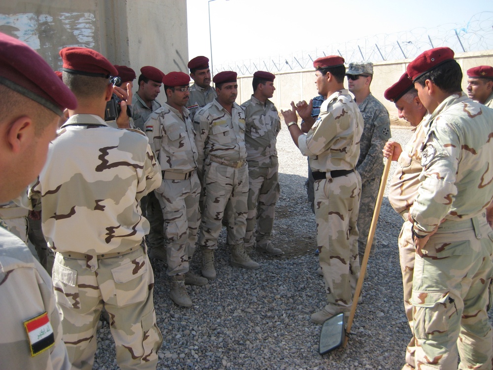 Iraqi soldiers learn check-point operation skills