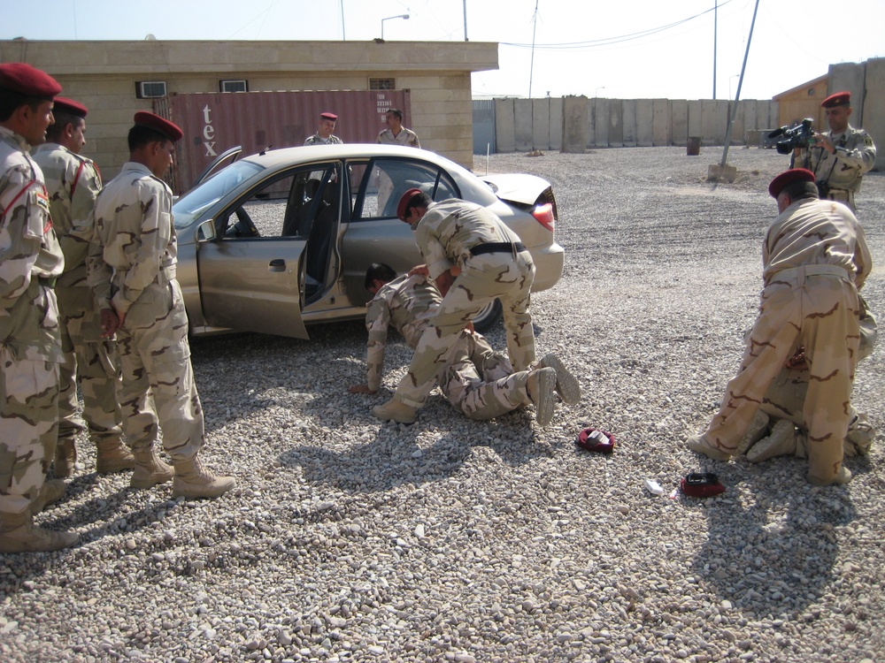 Iraqi soldiers learn check-point operation skills