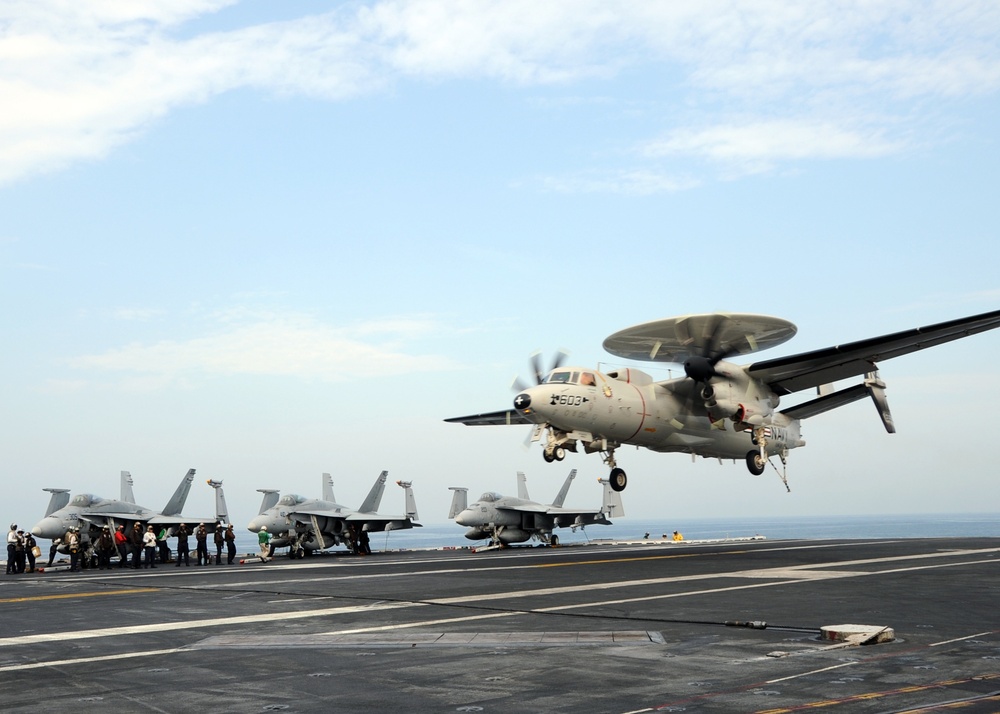 E-2C Hawkeye lands