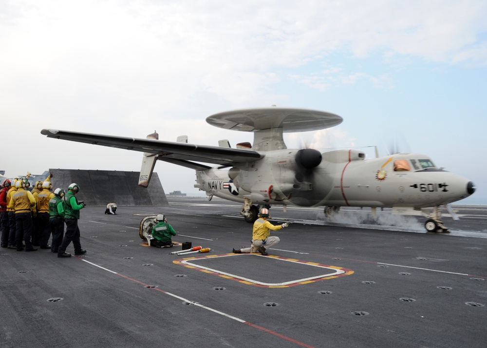 E-2C Hawkeye lands