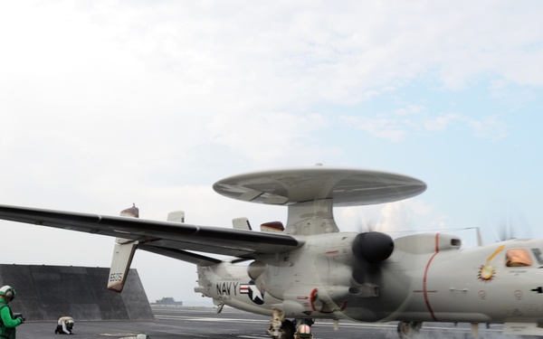 E-2C Hawkeye lands