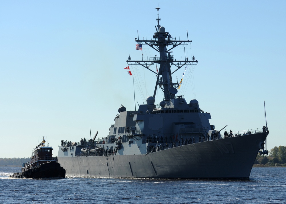 New guided-missle destroyer visits Wilmington