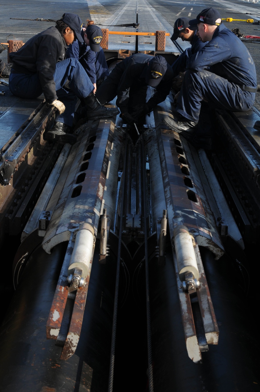 Sailors maintain USS Ronald Reagan