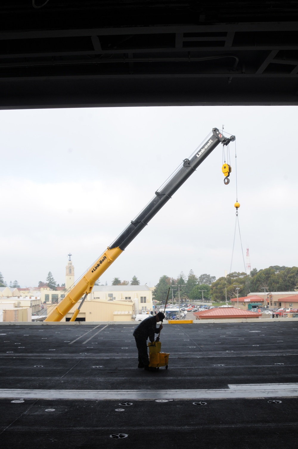 Sailors maintain USS Ronald Reagan