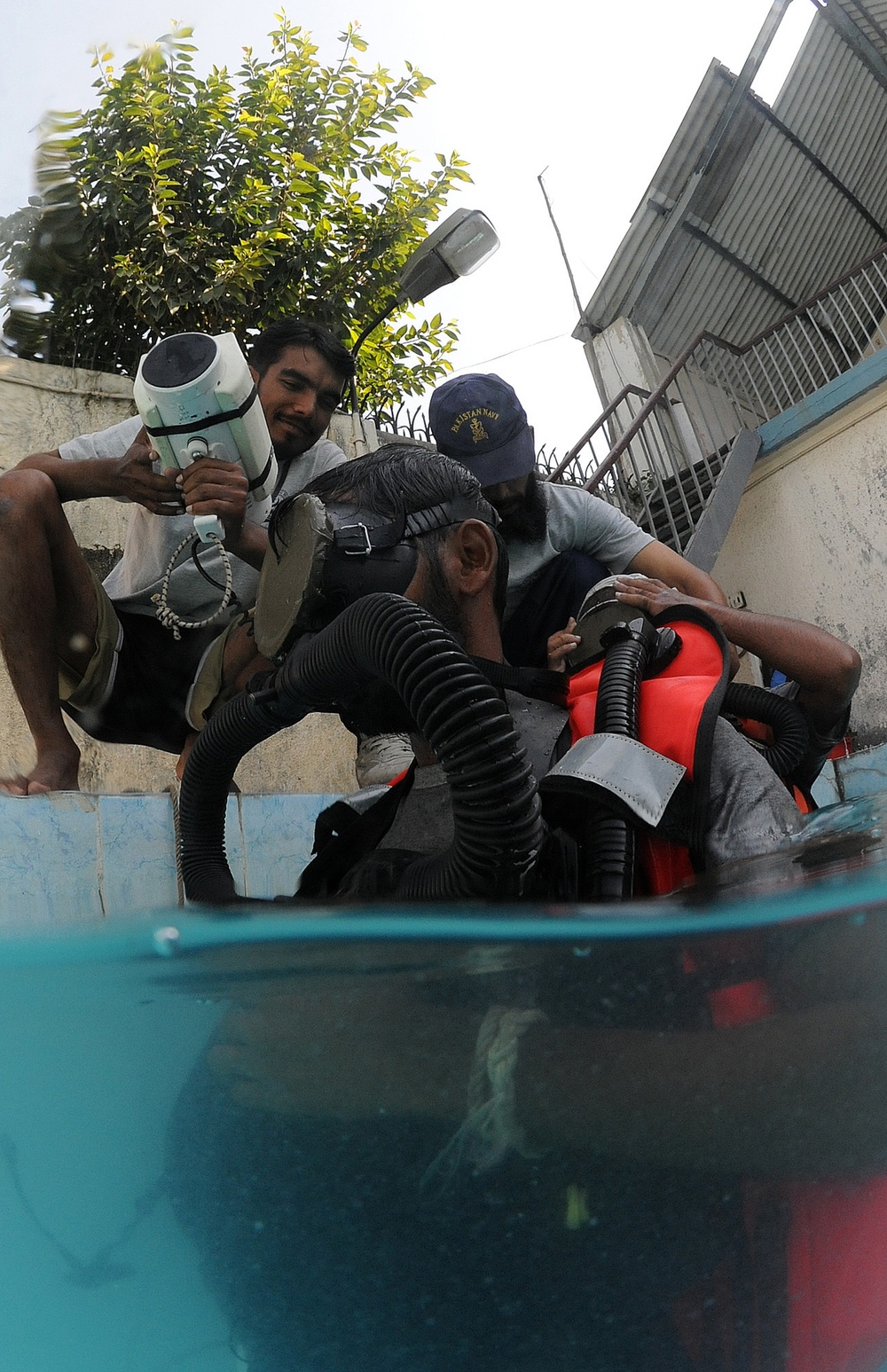 MDSU 2 Sailors Train With Pakistan Navy Divers
