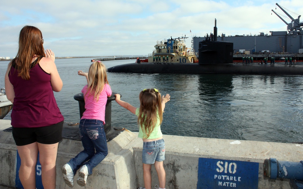 USS San Francisco gets underway