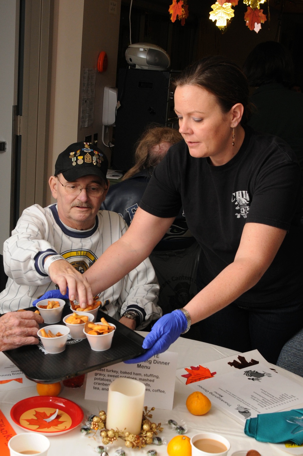 Navy Recruiting District Seattle Serve Thanksgiving Dinner For Veterans