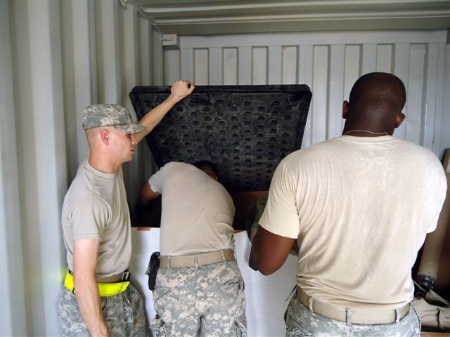 Maintenance Soldiers turn in non-seaworthy containers
