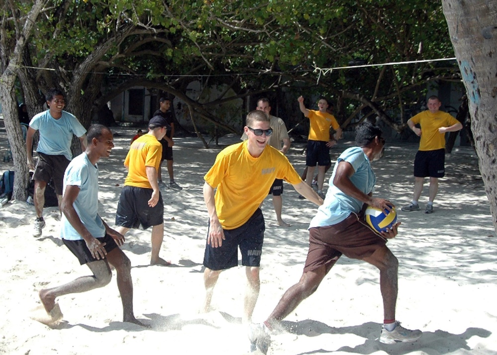 USS Momsen in the Maldives