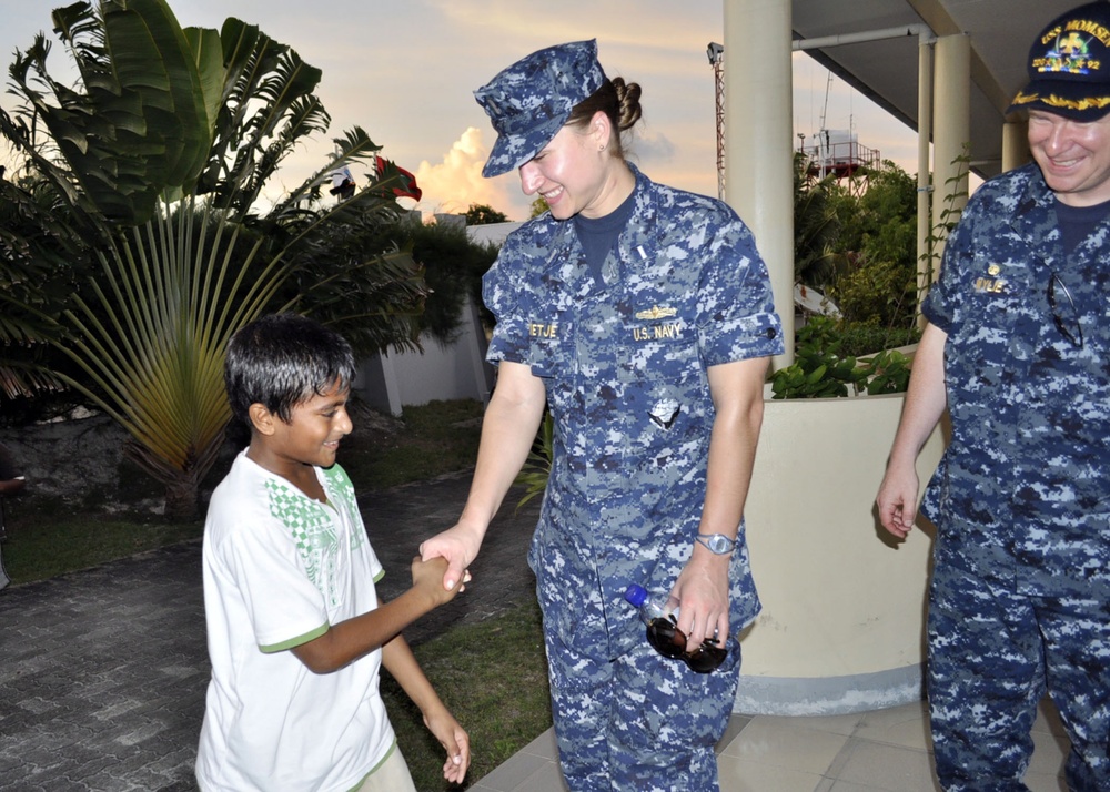 USS Momsen in the Maldives