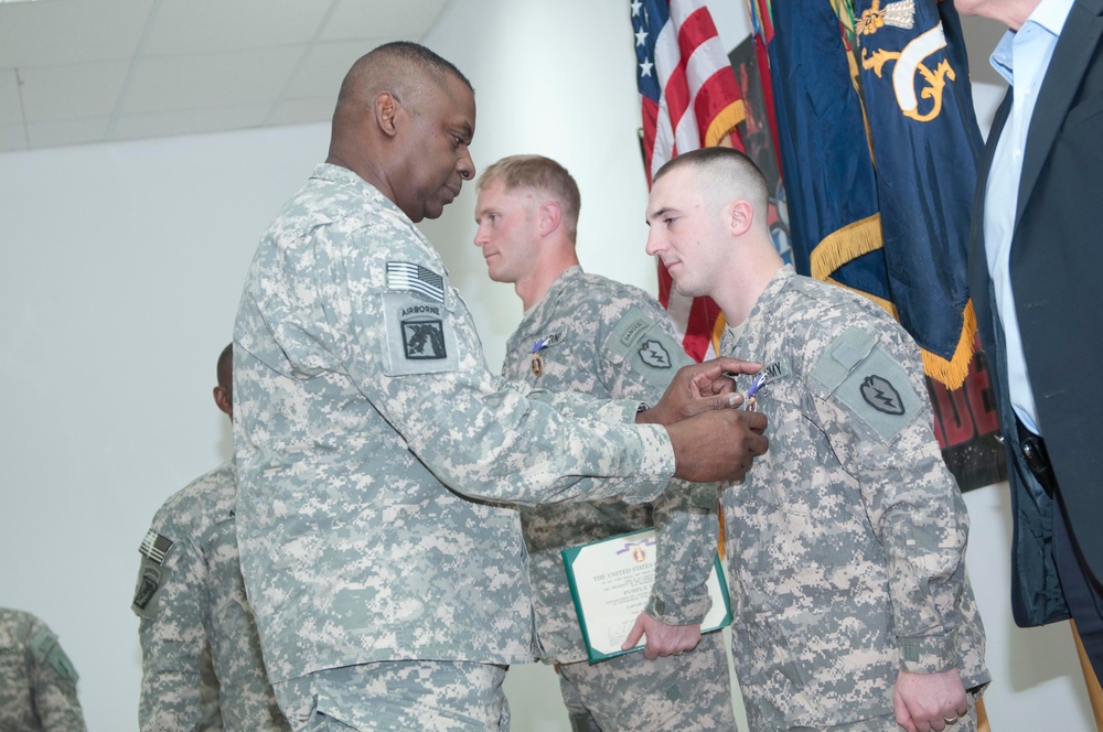 Gen. Lloyd J. Austin III visits soldiers for the holiday