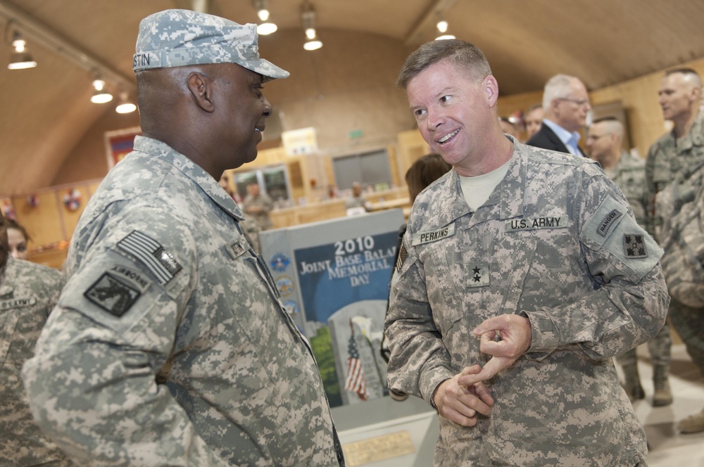 Gen. Lloyd J. Austin III visits soldiers for the holiday