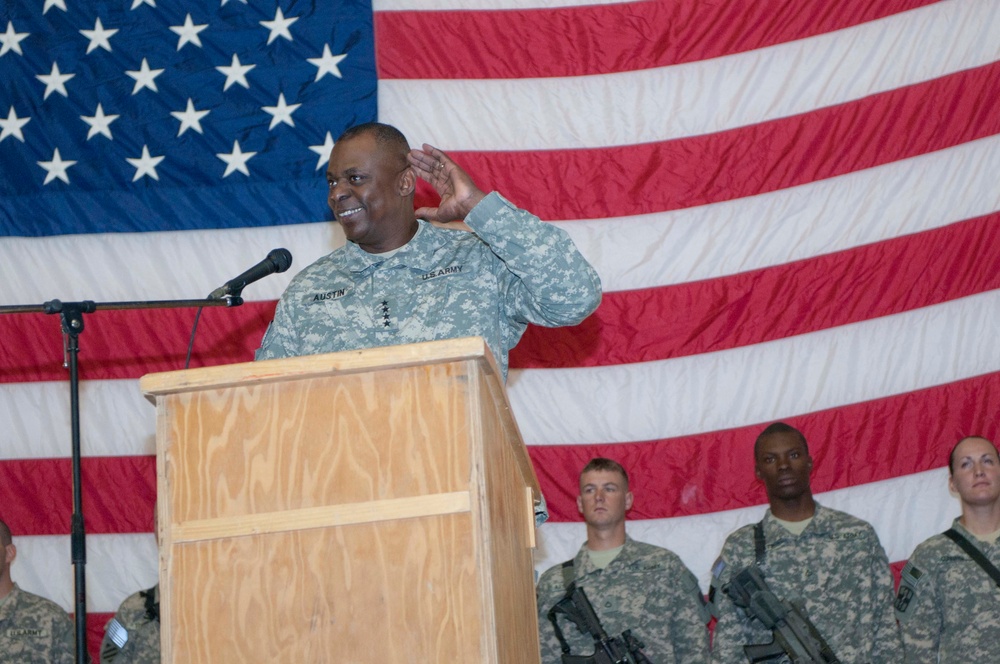 Gen. Lloyd J. Austin III visits soldiers for the holiday