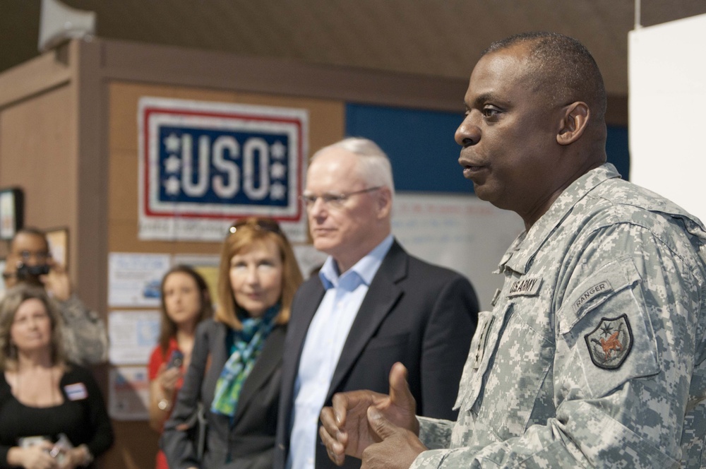 Gen. Lloyd J. Austin III visits soldiers for the holiday