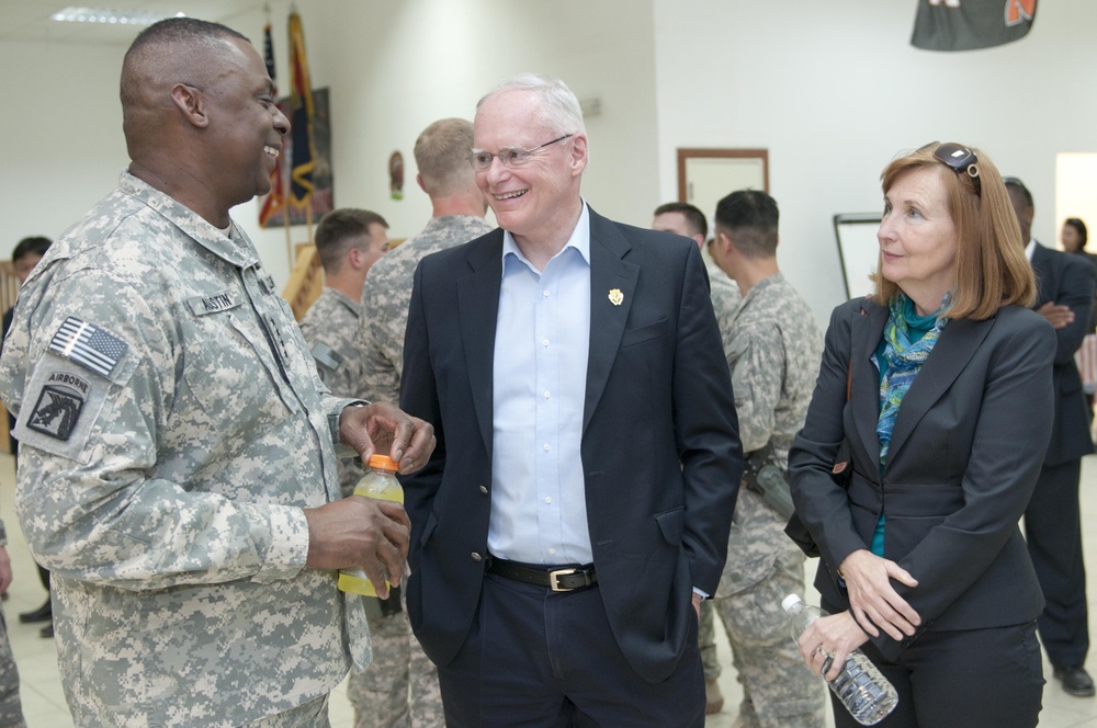 Gen. Lloyd J. Austin III visits soldiers for the holiday