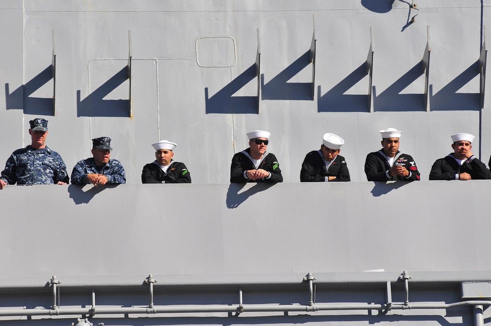 USS Carl Vinson departs