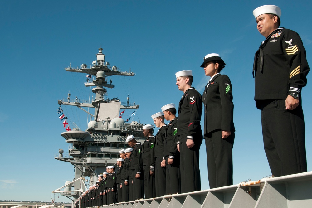 DVIDS - Images - USS Carl Vinson departs San Diego [Image 1 of 2]