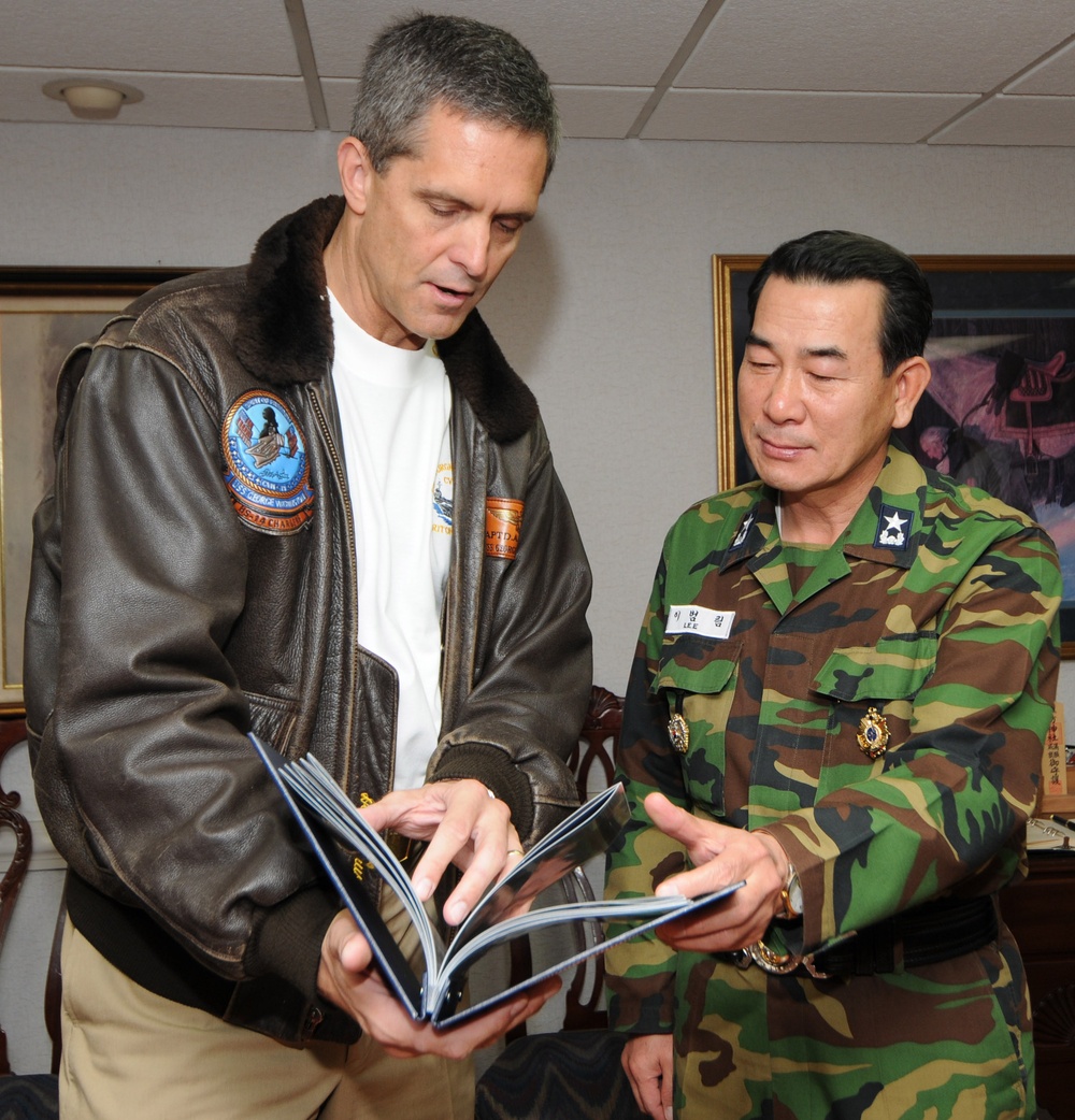 USS George Washington captain visits Korean admiral