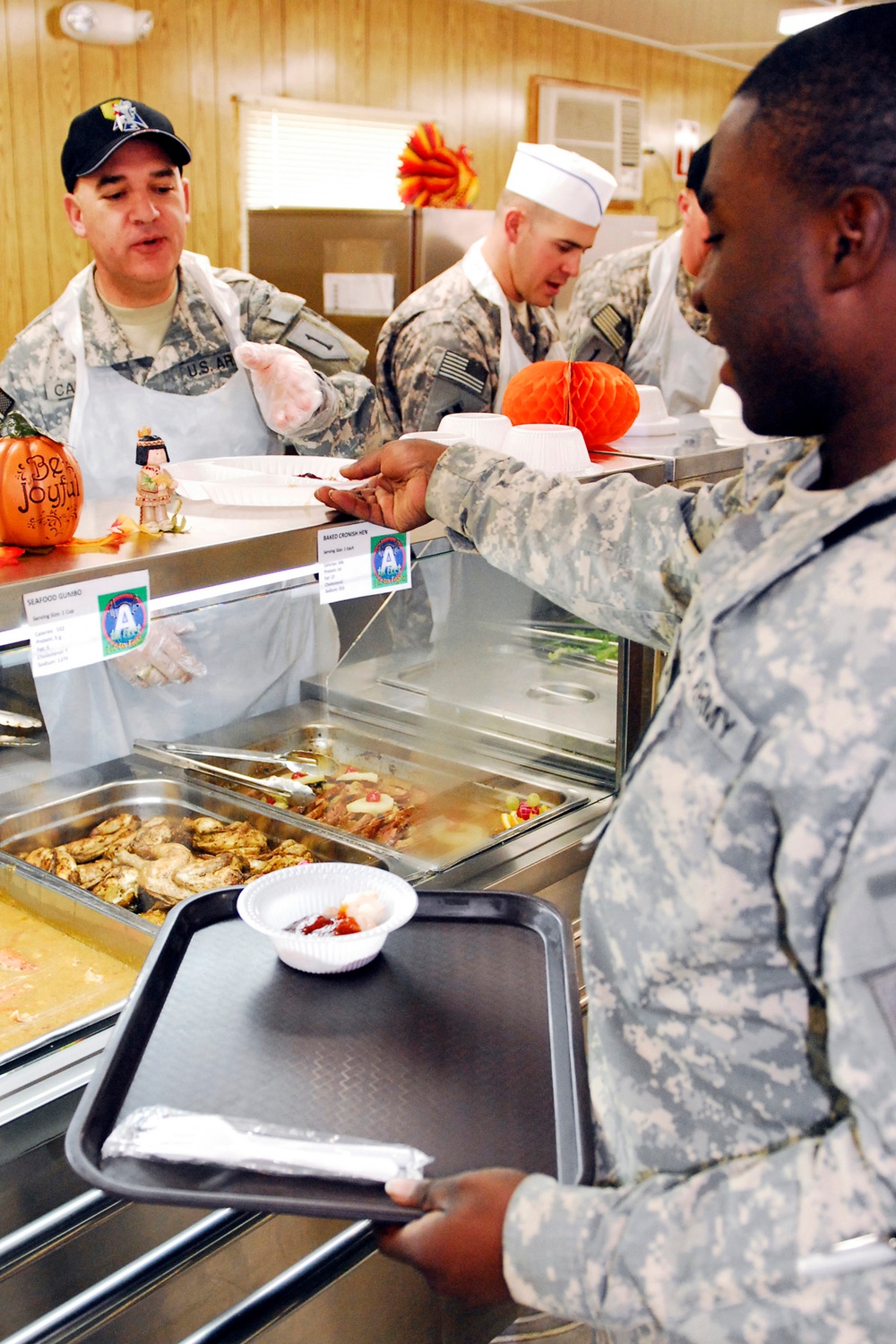 Raider and Dagger Soldiers celebrate Thanksgiving in Iraq