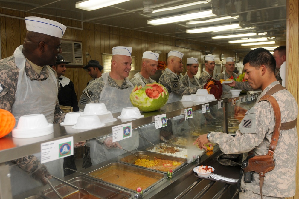 Raider and Dagger Soldiers celebrate Thanksgiving in Iraq